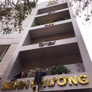 Mặt dựng alu, chữ nổi mica